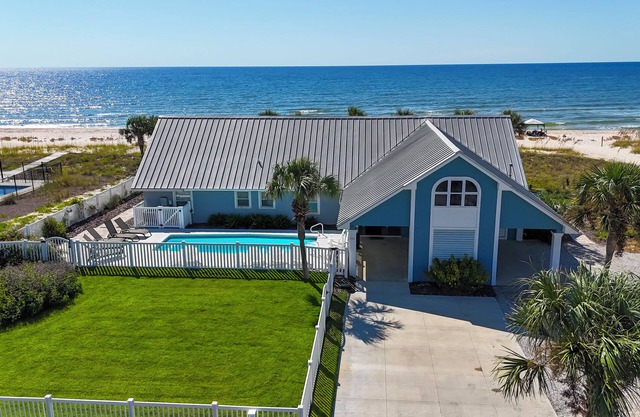 7 Bedroom - Gulf Front W/ Private Pool - 4 Kings, 9 Twins, 1 pull out
