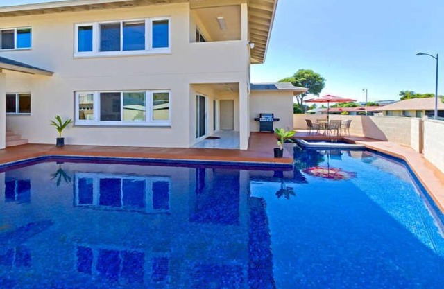PISCINA ESPECTACULAR HOGAR DE 7 DORMITORIOS CAMINATA POR TODAS PARTES ALREDEDOR DE HAWAII KAI.