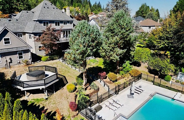 7-Bedroom Villa in Fantastic Gresham with w/Pool, Hot Tub & Sauna