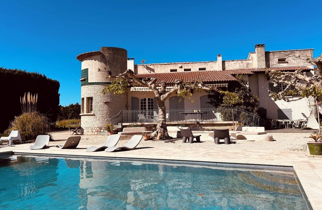 Casa familiar muy grande y agradable en una zona tranquila en un gran terreno ajardinado