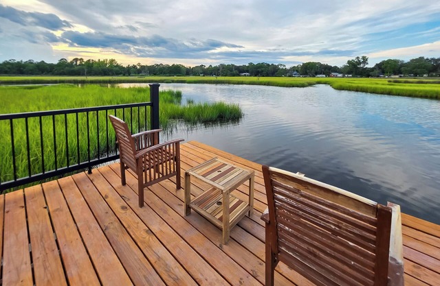7 Mi to Dtwn Jacksonville: Riverfront Home w/ Deck