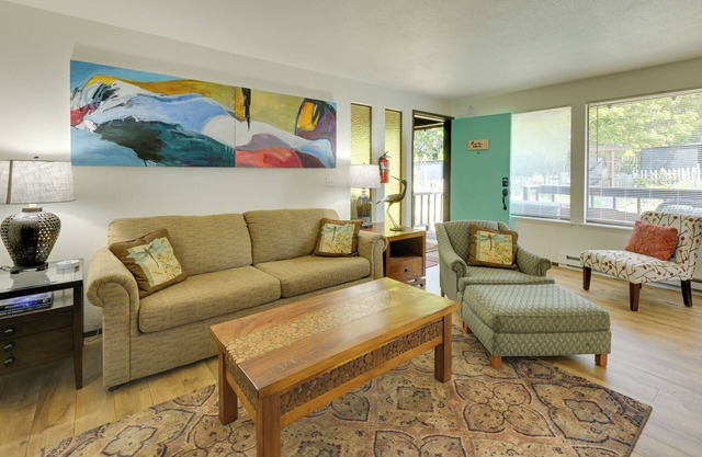 7 Mi to Olympic National Park: Port Angeles Apt!