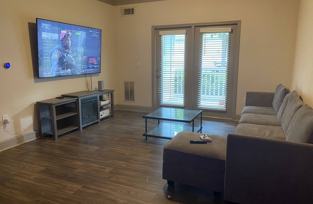 7 minutes from the airport. Nice 2br apartment.