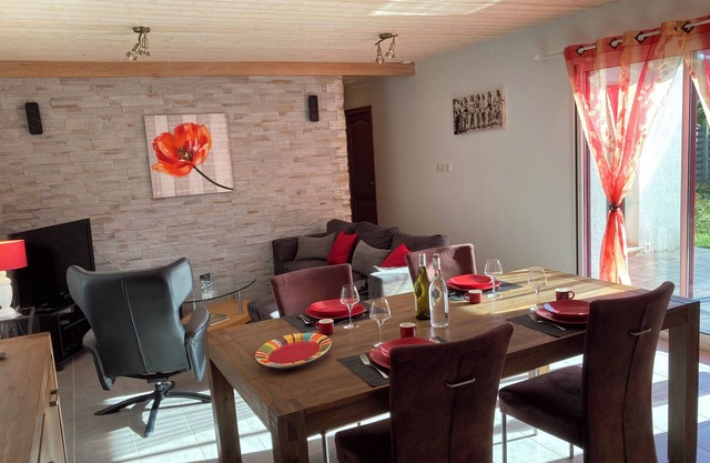 750 m from the sea, from Plain pieds, les Palmiers to Port Blanc