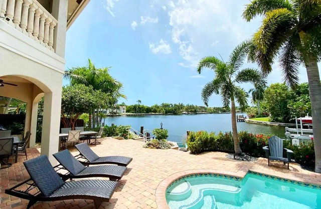 7bdr Heated pool Waterfront Mansion 6 min beach + Paddleboard + Kayaks