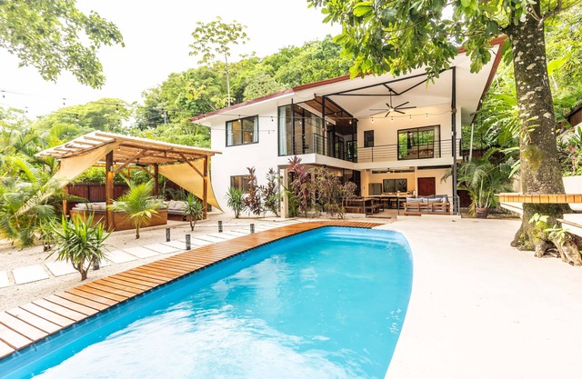 7BR Villa: Pool, Cold Plunge, & Prime Location