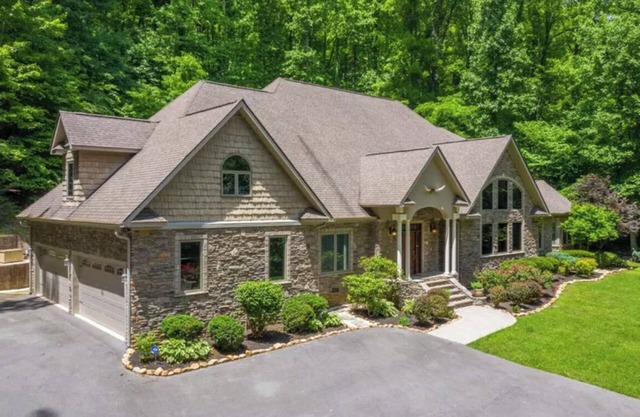 8,000 sq ft mansion w/cinema, sauna, hot tub, arcade, pool table, and parlor!