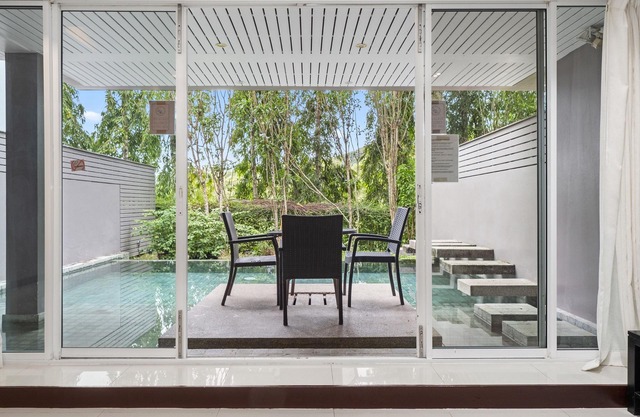 8 habitaciones, 20 personas. 2 piscinas, 2 cocinas y salones