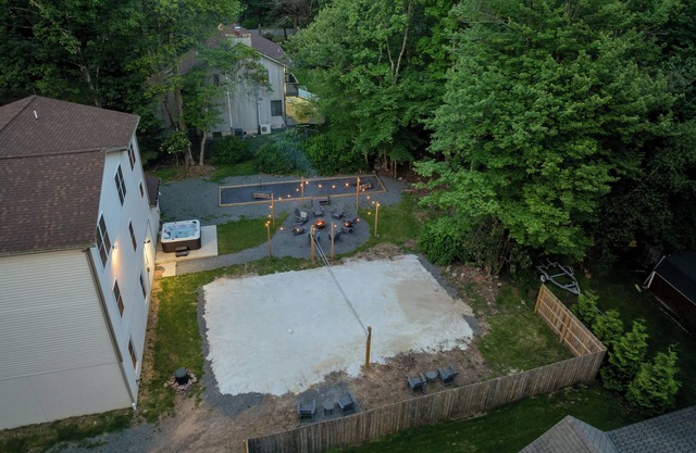 8 BEDROOM 5K Sq Ft Can Sleep 30, Minutes to Slopes and Lake, W/ VOLLEYBALL COURT