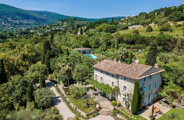 8 BEDROOM AUTHENTIC PROVENCAL LUXURY BASTIDE, PERFECT FOR FAMILY HOLIDAYS