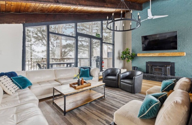 8 Bedroom Blue Mountain Chalet with Ping-Pong - 218 Arlberg