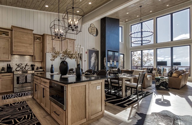 8 Bedrooms - SITTIN' ON TOP OF THE WORLD!