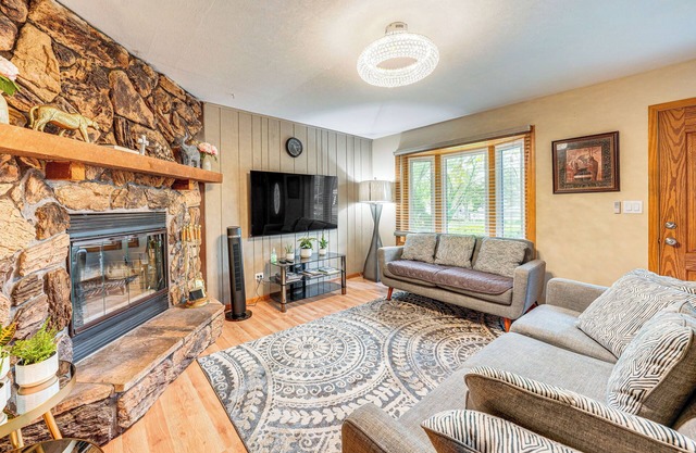 8 Mi to Nature Center: Streamwood Gem w/ Yard!