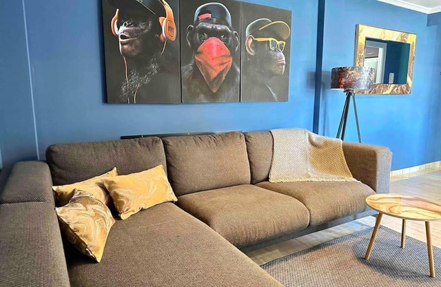 8 min walk to the beach & 10 min walk to Convention Centre !