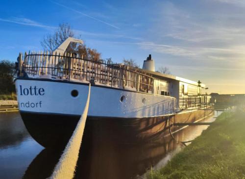 8 Personen Hausboot mit Hot Tub, Sauna, Kaminofen, Klimaanlage, Lounge, Sonnendeck und Garten mit Buddelschiff direkt hinterm Deich in Otterndorf