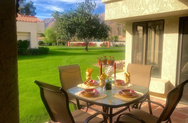 ¡8 pasos para RECUPERAR! Fab Remodel! 2 Master Suites! Piscinas, golf, tenis! ¡DIVERTIDO!