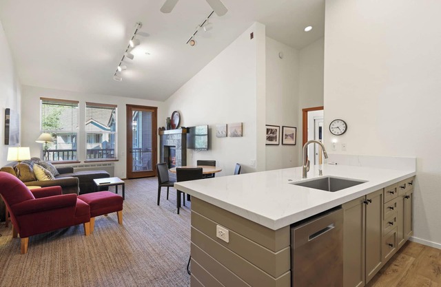 801 | Modern 2BD - King + Bunks, Pool & Sauna