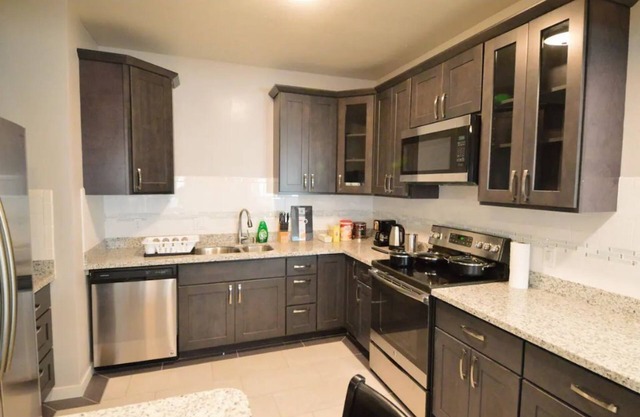 8402 - Spacious Apartment with A/C & Elevator near SFO