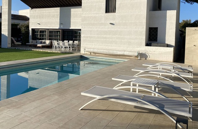 8p-villa espaciosa con piscina climatizada (9m x 5m) en propiedad cerrada