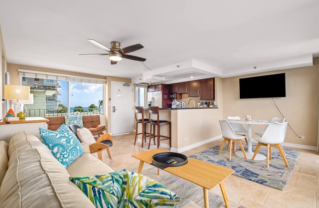 8th Floor Gold Coast 1 Bedroom with Great Views, Kitchen & Den