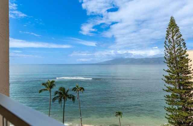 8th floor Studio w/ stunning ocean & island views