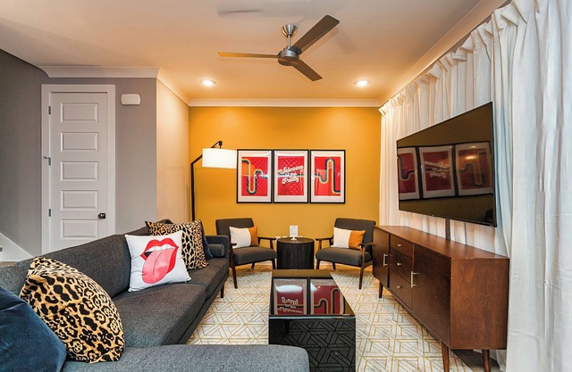 ★ NUEVO ★ 9 camas! ★ EAST NASH HOT SPOT !!! - DU26