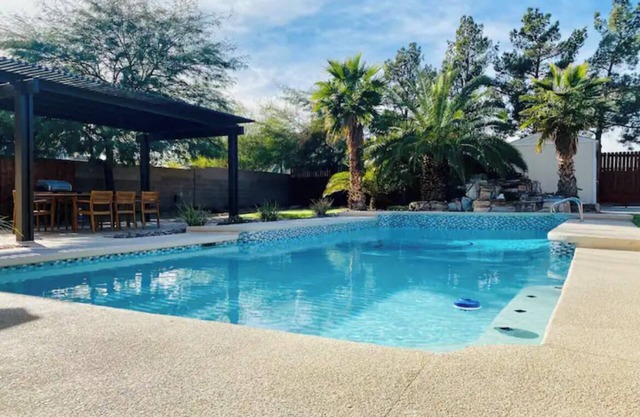 9 mins to Strip w Pool,Basketball,Firepit & Games