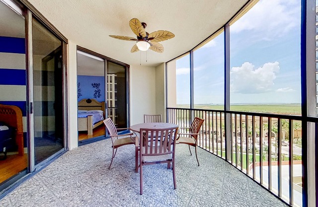 9th-floor condo with boat access, 2 heated pools, gym, balcony, washer/dryer, AC