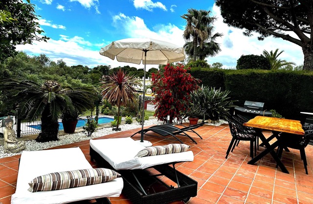 Una villa privada de lujo con orientación sur en una excelente ubicación!