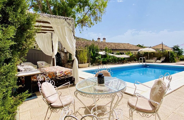 Eco Finca Anastasia en Montes de Málaga. Piscina privada, vistas, paz y animales