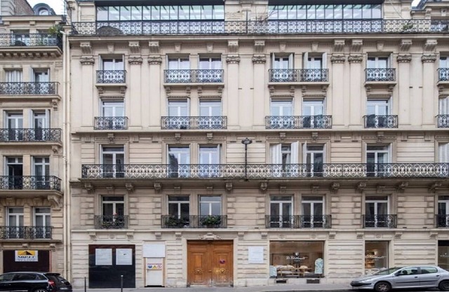 A 250m2 Champs Elysees abode for an extra glamorous stay in the city of lights