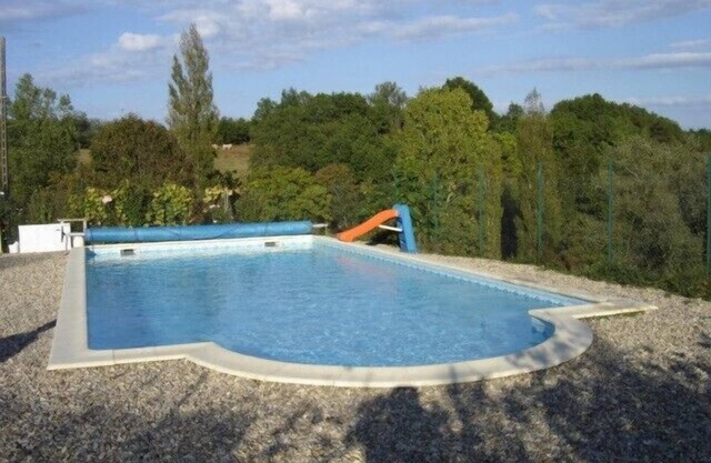 Un granero en entorno muy tranquilo con piscina climatizada y vistas