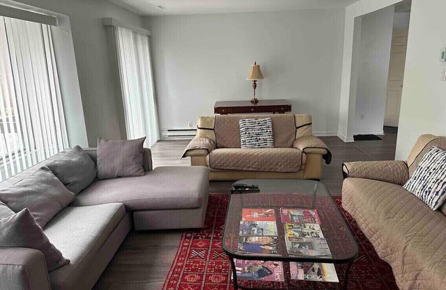Un hermoso apartamento superior recientemente renovado, luminoso y limpio en Côte St-Luc