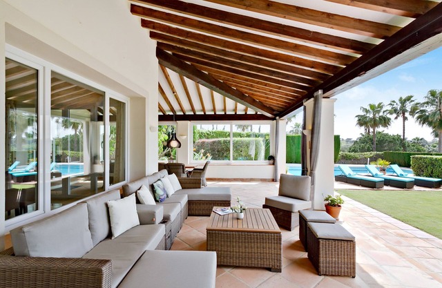 ¡Una hermosa villa de vacaciones de muy buen gusto en España, una gran piscina y 4 elegantes habitaciones!