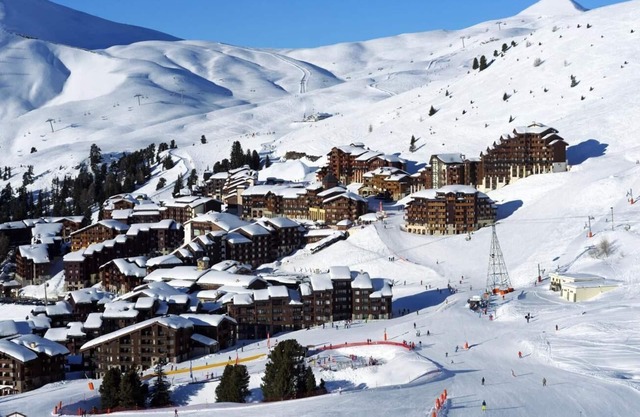 A BELLE-PLAGNE (2050 m), ESQUÍ A PIE, EN EL CORAZÓN DE LA ESTACIÓN, LA BERILA