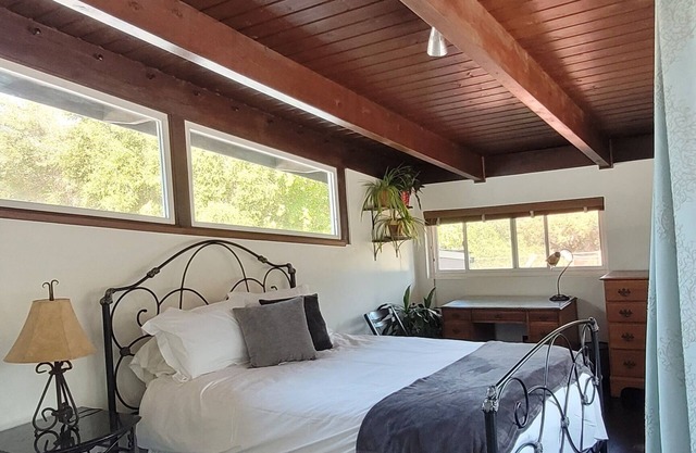 A Charming Guesthouse Suite in the Heart of Topanga