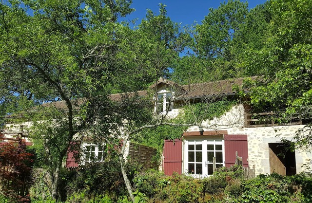 Una casa rural con encanto para hasta 2 personas, 20 acres de terreno, wifi, junto a un río.