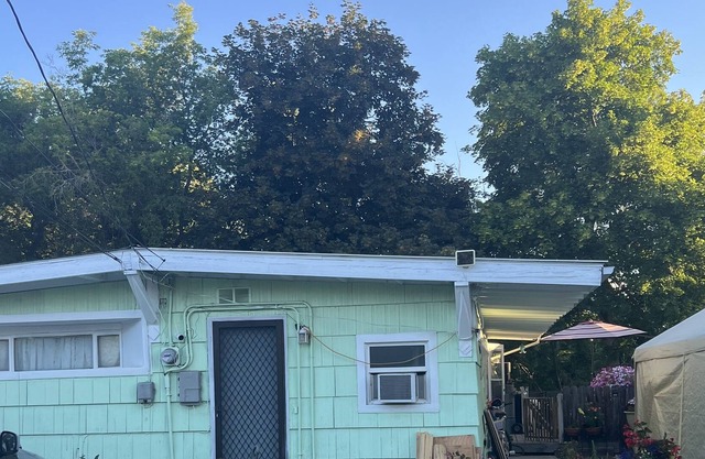 A Cheerful 1 and half house located in Missoula Montana. Sleeps 3 people only.