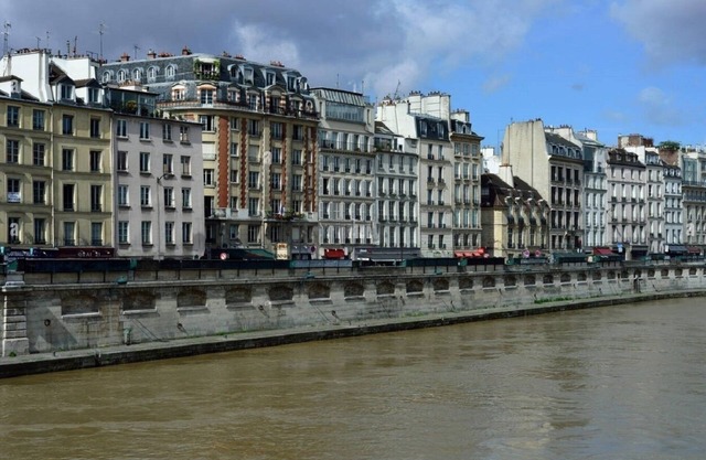 A CLASSIC PARISIAN CHARM, OFFERS BREATHTAKING VIEWS OF THE ICONIC ÎLE DE LA CITÉ