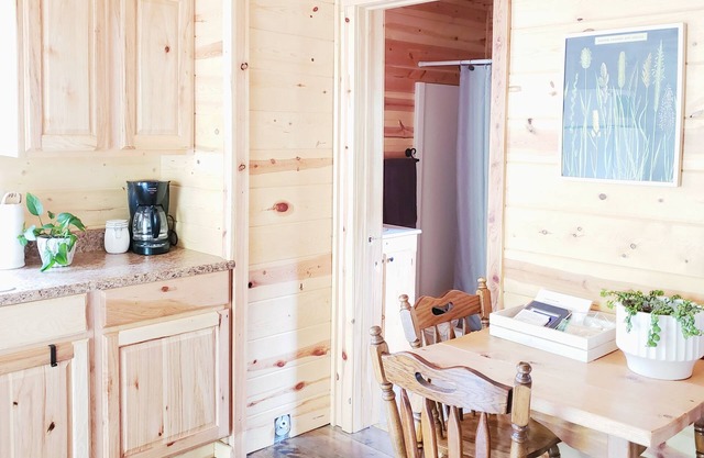 Una linda cabaña escondida en el bosque. Perfecto para escapadas románticas