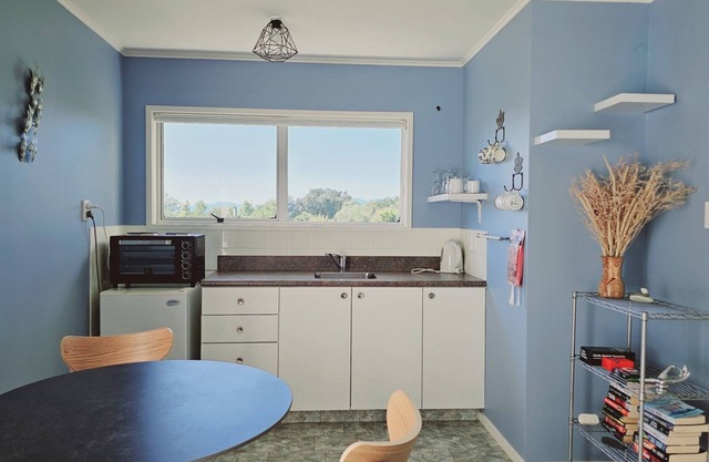 A delightful studio nestled in the very popular area of Kina Beach, and a few steps from the beach