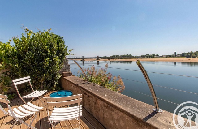 Casa Auténtica de 3 Niveles con Terraza y Vista al Loira