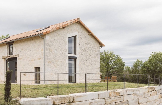 Casa con aire acondicionado, terraza y Wi-Fi, admite mascotas, cerca del Périgord Verde