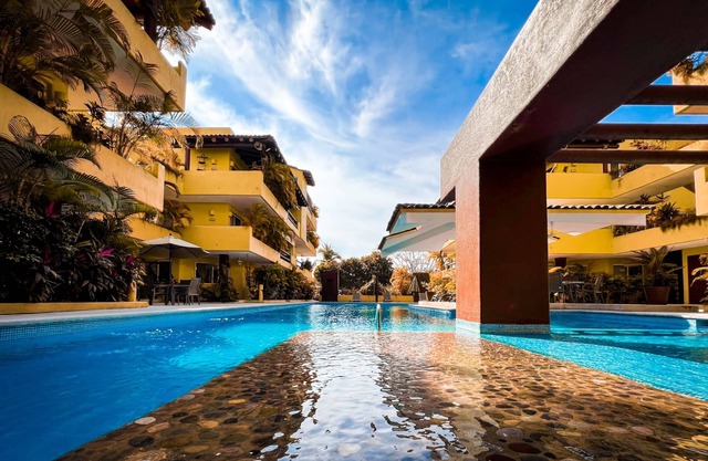Hermosa escapada romántica en Sunny La Ropa Beach, Zihuatanejo México