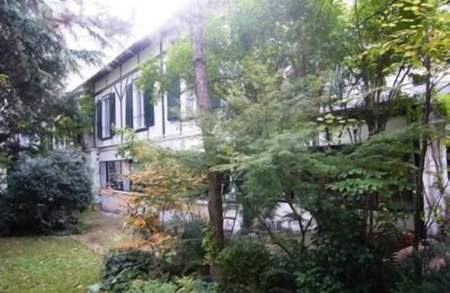 UNA CASA EN UN JARDÍN EN PARÍS
