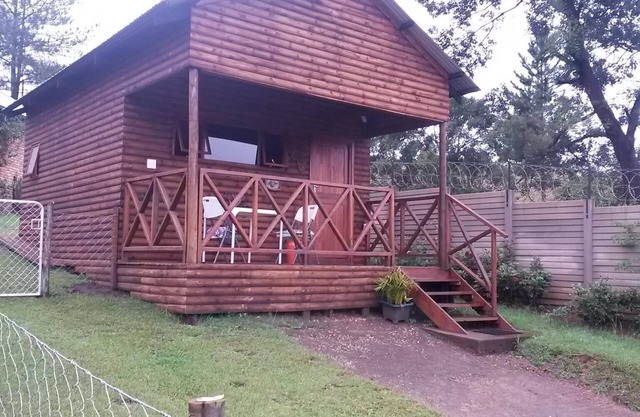 Una cabina de estilo de registro con una habitación principal