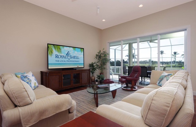 A Luxurious and Spacious Retreat With Stunning Lake and Golf Course Views - Birdie Haven