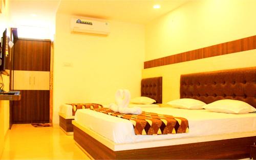 A Luxury Hotel S-A-R-C Palace ! near All Main Places ! Fully Air Conditioned Premium Family Rooms - with Free Wi-Fi, Parking, Restaurant & Room Service Availability