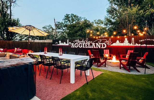 A&M LUXURY GAME DAY HOUSE - 1 mi to Kyle Field, Hot Tub, Fire Pit, Golf