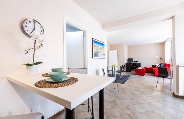 Un bonito y amueblado apartamento cerca del casco antiguo con parking y wifi.